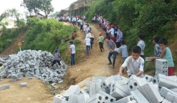 Xúc động hình ảnh học sinh tiểu học miền núi 'vận chuyển ước mơ' 